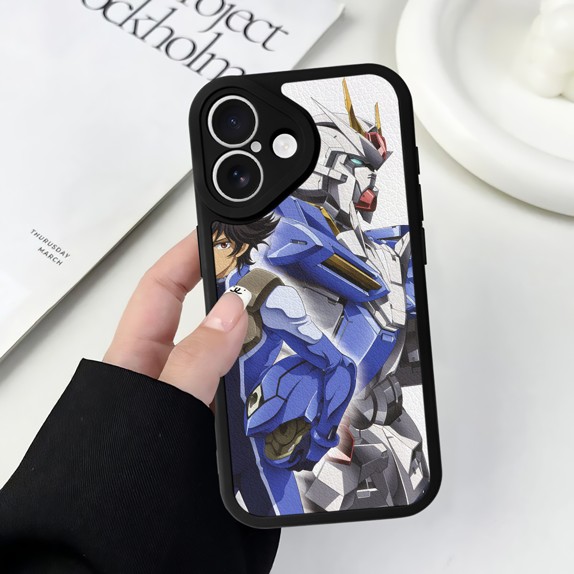 （画像用） 機動戦士ガンダム Mobile Suit Gundam 【iPhone 16シリーズ対応】シリコンスマホケース（レザー調） 材質：シリコン